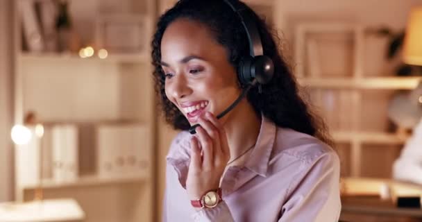 夜間に顧客サポートとコンサルティングに取り組むテレマーケティング 笑顔と女性 コンサルタントの女性のオフィス 従業員 オンラインネットワークと会社でコールセンターの会話 — ストック動画