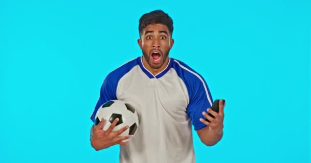 Футбольный Мяч Человек Празднование Телефоном Студии Изолированы Синем Фоне Макета — стоковое видео
