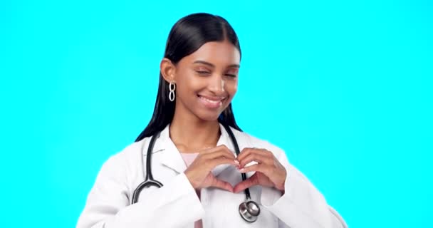 Szív Gesztus Boldog Orvos Sebész Vagy Nővér Ellátás Támogatás Orvosi — Stock videók