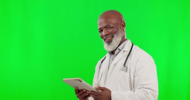 Grüner Bildschirm Tablet Und Arztgesicht Isoliert Auf Studiohintergrund Telemedizin Medizinische — Stockvideo