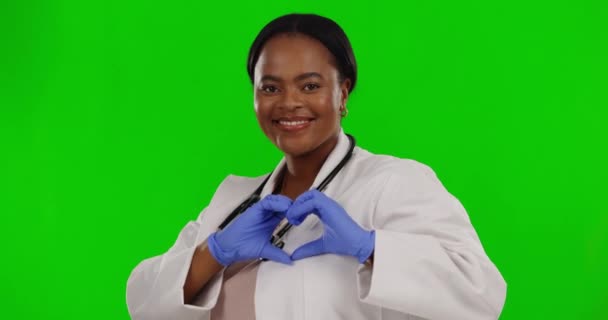 Γυναίκα Γιατρός Σημάδι Της Καρδιάς Και Χέρια Από Την Πράσινη — Αρχείο Βίντεο