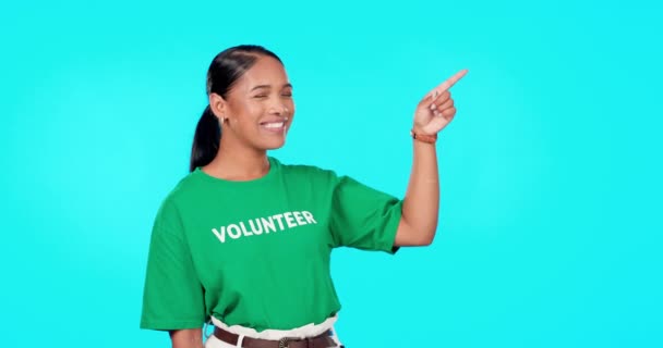 Voluntariado Mujer Apuntar Espacio Vacío Aislado Texto Fondo Azul Colocación — Vídeo de stock