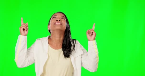 Sorria Rosto Mulher Estúdio Tela Verde Apontando Para Colocação Mockup — Vídeo de Stock