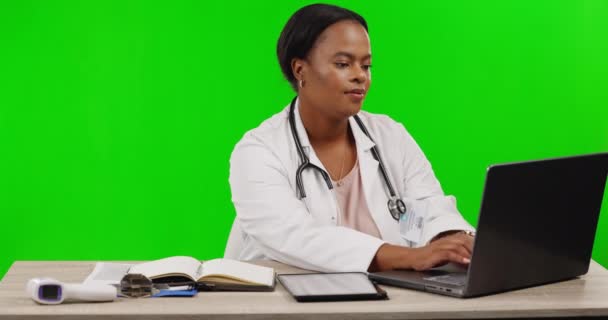 女医生 笔记本电脑 绿色屏幕打字 脸上挂着笑容 为计划 研究或日程安排 黑人妇女 医生或计算机在工作室肖像用于电子邮件交流 远程保健或模仿 — 图库视频影像