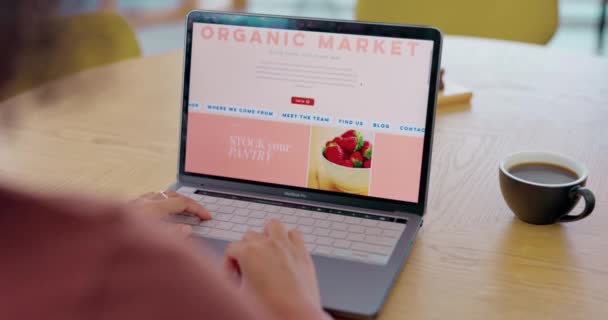 食品市場 オーガニックのための女性のコンピュータ画面と手 ビーガンまたは健康的な食料品の選択 スクロールして研究 栄養士は 私たちについての情報を読んで ウェブサイトのデザインのためのラップトップ上でFaq — ストック動画