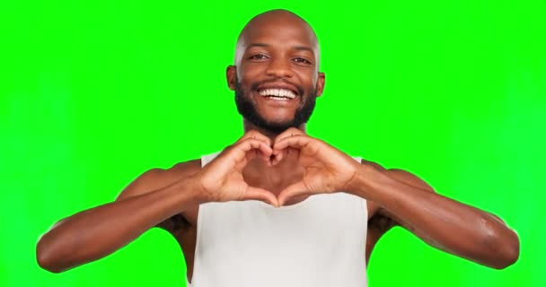 Щасливі Серцеві Руки Любов Чорним Чоловіком Зеленому Екрані Студії Романтики — стокове відео