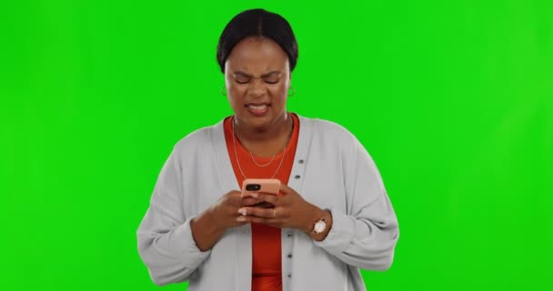 Разочарованные Телефон Женщина Зеленом Экране Сердитым Лицом Текстовых Сообщений Спам — стоковое видео
