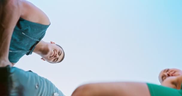 Бокс Мма Персональный Тренер Женщиной Снизу Тренируют Упражнения Ногами Технику — стоковое видео