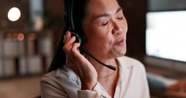 Asyalı Kadın Çağrı Merkezi Gece Danışmanlık Müşteri Hizmetlerinde Kulaklıklar Tele — Stok video