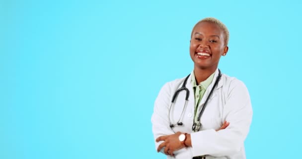 Proud Face Doctor Black Woman Isolated Blue Background Healthcare Leadership — Stock Video