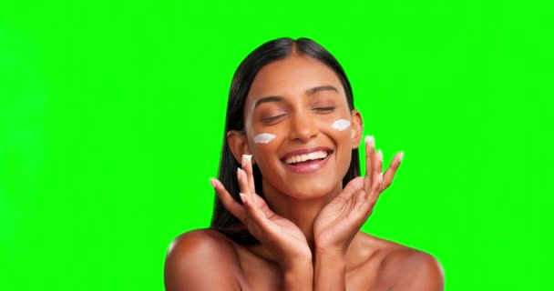 Счастливая Женщина Лицо Крем Зеленом Экране Улыбка Цветной Фон Студии — стоковое видео
