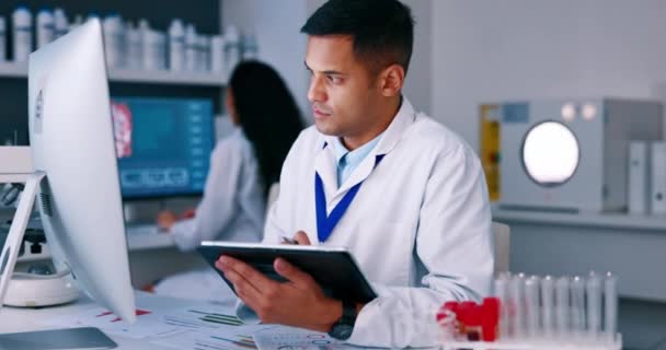 Επιστήμη Έρευνα Και Άνθρωπος Tablet Στο Εργαστήριο Για Ιατρική Ανάλυση — Αρχείο Βίντεο