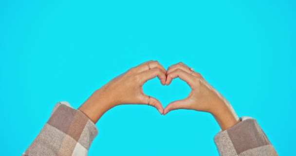 Amor Como Corazón Manos Mujer Fondo Del Estudio Con Maqueta — Vídeos de Stock