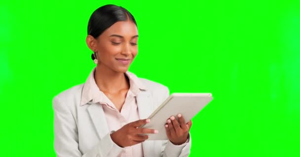 Gelukkige Vrouw Gezicht Tablet Geïsoleerd Groen Scherm Van Financieel Bankieren — Stockvideo