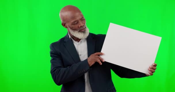 讽刺和一个商业黑人在一个绿色屏幕背景的工作室为一个品牌做广告 有一名高级男性雇员持标牌的营销 展示和产品安置 — 图库视频影像