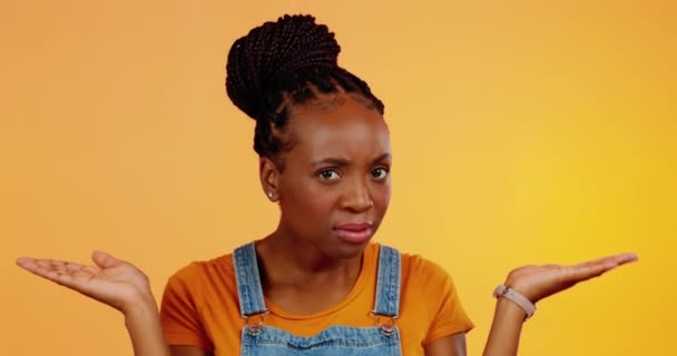 Cara Mujer Confusa Negra Con Pregunta Duda Insegura Frente Fondo — Vídeos de Stock