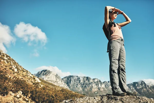 没有什么比大自然的壮丽景色更胜一筹 一个年轻女子在爬山时欣赏风景 — 图库照片
