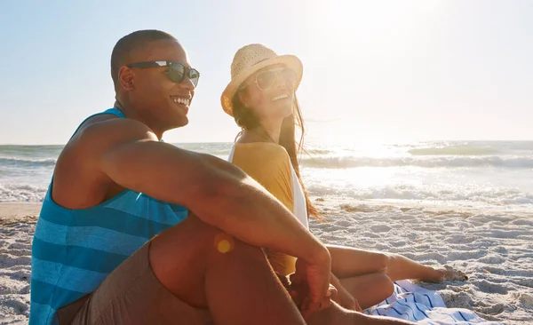 Não Preocupe Fique Arenoso Casal Feliz Sentado Praia Dia Ensolarado — Fotografia de Stock