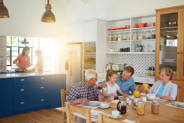 Criar Memórias Maravilhosas Uma Família Multi Geracional Desfrutando Café Manhã — Fotografia de Stock