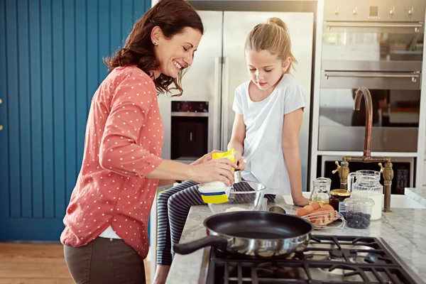 Beste Assistente Ooit Een Moeder Bakken Met Haar Dochter Keuken — Stockfoto