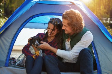 Doğa aşkına. Köpeğiyle kamp yapan maceraperest bir çift.