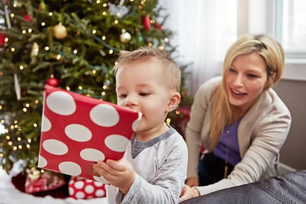 Natal Vai Ser Seu Feriado Favorito Uma Jovem Mãe Desfrutando — Fotografia de Stock