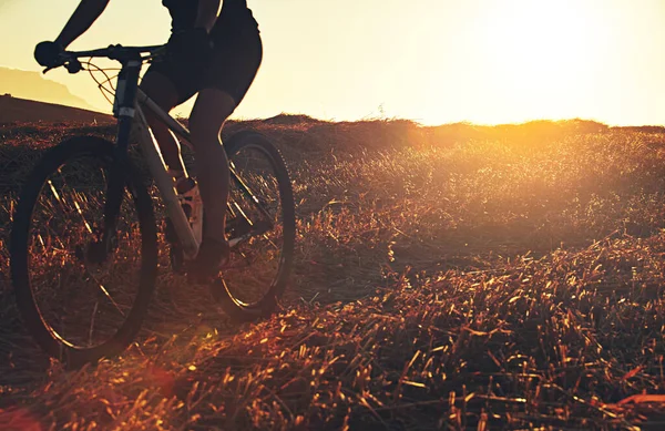 Cycling Solo Sunset Unidentifiable Mountain Biker Out Trail Sunny Day — Stock Photo, Image