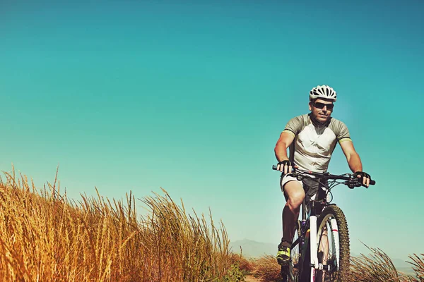 Dağ Bisikletine Binmeyi Tercih Ederdim Kırsalda Bisiklet Süren Bir Adam — Stok fotoğraf