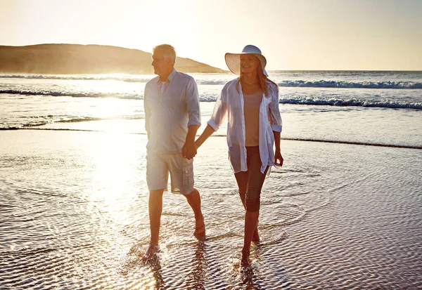 在美丽的风景中享受漫漫长路 一对成熟的夫妇在海滩上度过一天 — 图库照片