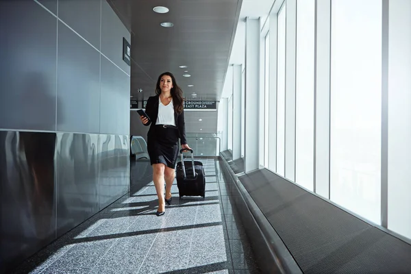 Negocio Está Punto Despegar Una Empresaria Ejecutiva Caminando Por Aeropuerto — Foto de Stock