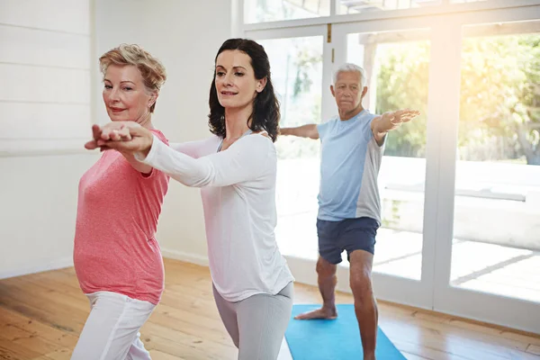 Salud Vuelve Más Importante Medida Que Envejece Una Instructora Yoga —  Fotos de Stock