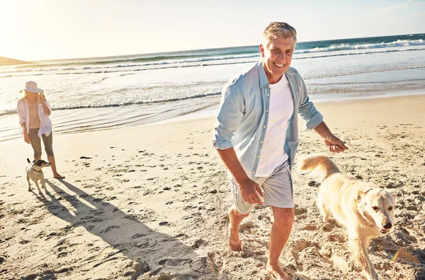 Возбуждается Пляже Зрелая Пара Проводит День Пляже Своей Собакой — стоковое фото