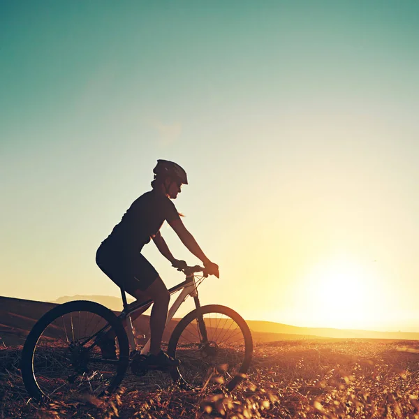 健康和女性 一个喜欢冒险的山地骑车人在乡间兜风 — 图库照片