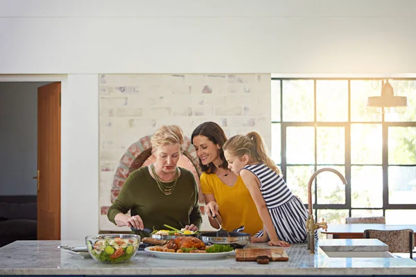 Recept Který Používáme Generace Třígenerační Rodina Žen Vařících Kuchyni — Stock fotografie