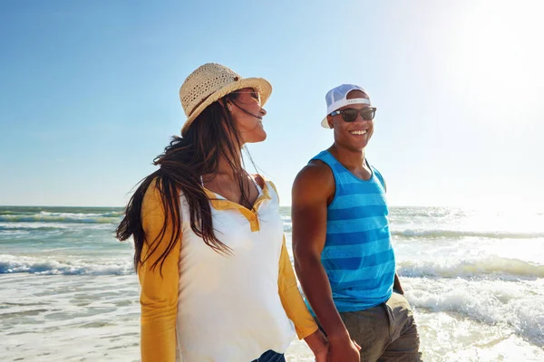 Bruk Sommeren Klokt Lykkelig Ungt Par Som Går Tur Stranden – stockfoto