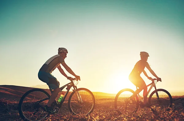 Taming Mountain Together Pair Adventurous Mountain Bikers Out Trail Sunny — Stock Photo, Image