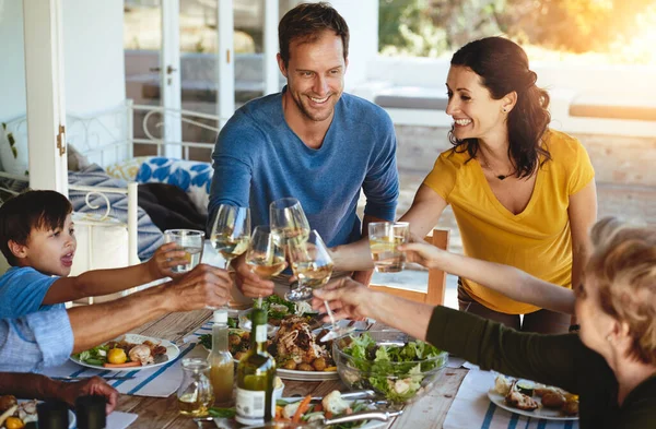 Kalplerini Midelerini Doldurur Mutlu Bir Aile Dışarıda Birlikte Yemek Yiyor — Stok fotoğraf