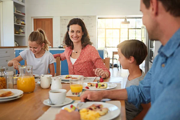 我们每餐都在一起一家人在家里一起吃早餐 — 图库照片