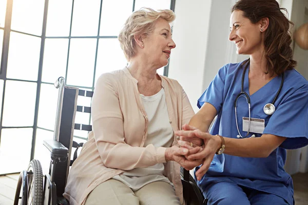 Obrigado Por Tudo Uma Enfermeira Conversando Com Paciente Sênior Casa — Fotografia de Stock