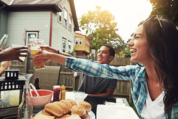 Proost Jongens Laten Eten Een Groep Vrienden Die Een Barbecue — Stockfoto