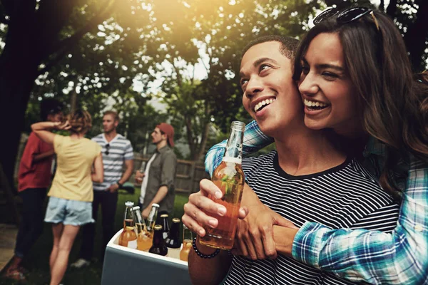 これはすべての夏についてです 屋外で友人とパーティーを楽しむ若いカップルが — ストック写真