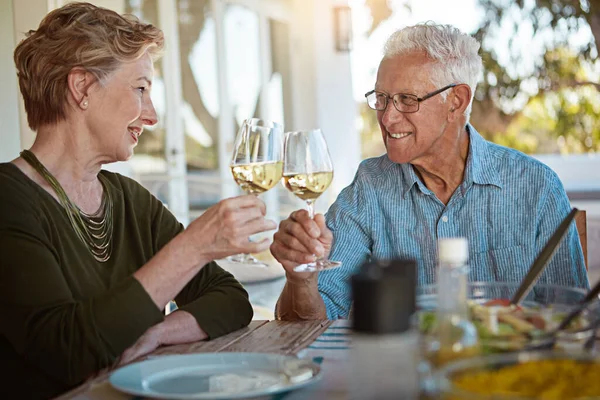 Świętujcie Codzienne Chwile Szczęśliwa Para Seniorów Wznosząca Toast Winem Podczas — Zdjęcie stockowe