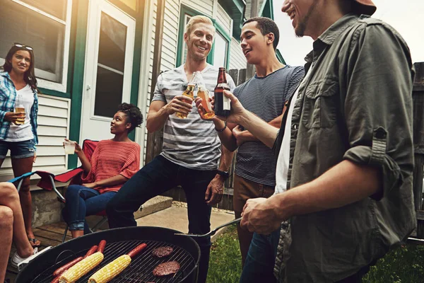 Sempre Buon Momento Quando Riuniscono Gruppo Amici Che Fanno Barbecue — Foto Stock