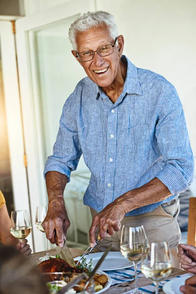 Usta Carver Bulaşma Olgun Bir Adam Dışarıda Ailesiyle Yemek Yerken — Stok fotoğraf