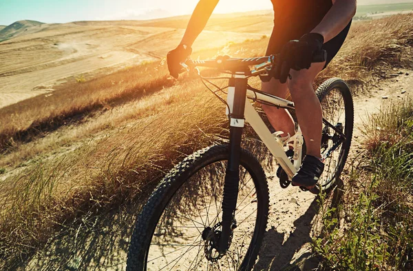 展示你的车轮一些爱 一个喜欢冒险的女人在外面的乡间骑自行车 — 图库照片