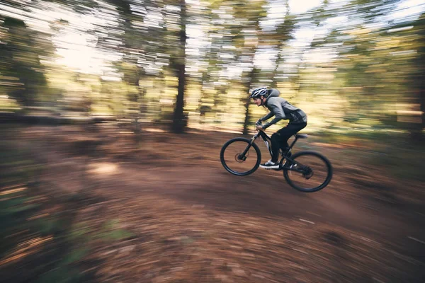 Bicicleta Bicicleta Montanha Homem Pedalando Floresta Bosques Rápido Velocidade Adrenalina — Fotografia de Stock