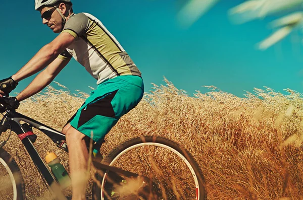 加油你的车轮 一个在农村骑自行车的男人 — 图库照片