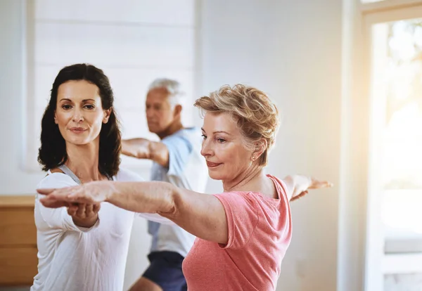 Ponerse Forma Través Del Yoga Profesor Ayudando Una Mujer Mayor —  Fotos de Stock
