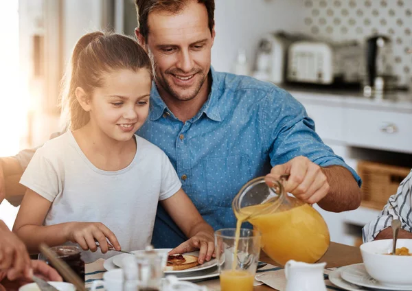 パパとおいしい朝食をお楽しみください 父と娘が家で朝食を共にした時 — ストック写真