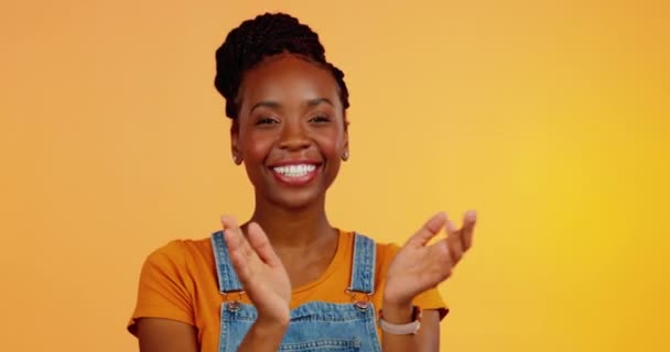 Studio Πρόσωπο Χειροκροτήματα Και Μαύρη Γυναίκα Γιορτάζουν Την Επίτευξη Τους — Αρχείο Βίντεο